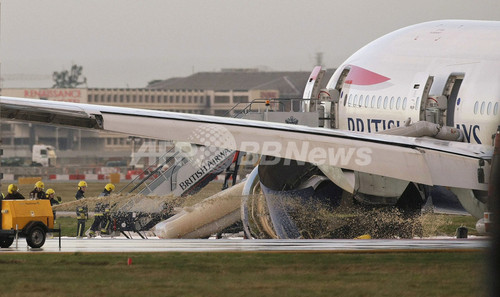 英ヒースロー空港でBA機が着陸に失敗、13人負傷 英ヒースロー空港でBA機が着陸に失敗、13人負傷