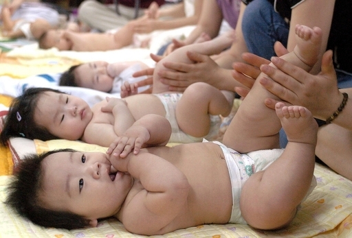 韓国の出生数が6年ぶり増加、少子高齢化社会への懸念和らぐ