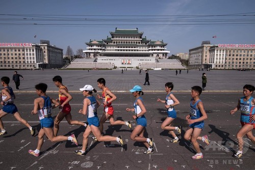 平壌で国際マラソン大会、外国人ランナーとハイタッチも 北朝鮮 平壌で国際マラソン大会、外国人ランナーとハイタッチも 北朝鮮