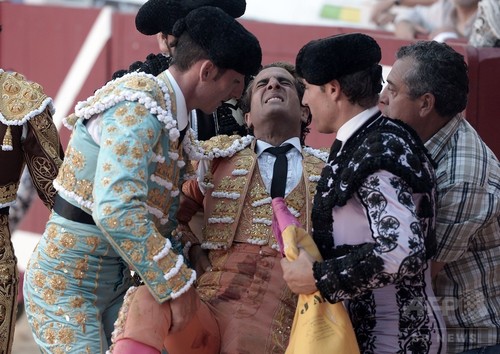 スペインの人気闘牛士、牛に角で刺されて死亡 フランス スペインの人気闘牛士、牛に角で刺されて死亡 フランス