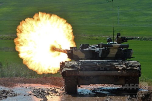 迫力満点! ベラルーシで戦車バイアスロン 迫力満点! ベラルーシで戦車バイアスロン
