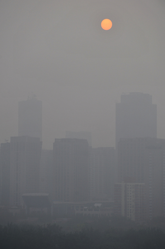 スモッグに霞む北京の空