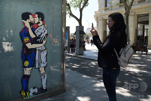 クラシコ控えメッシとロナウドが「キス」、バルセロナでグラフィティが話題に クラシコ控えメッシとロナウドが「キス」、バルセロナでグラフィティが話題に