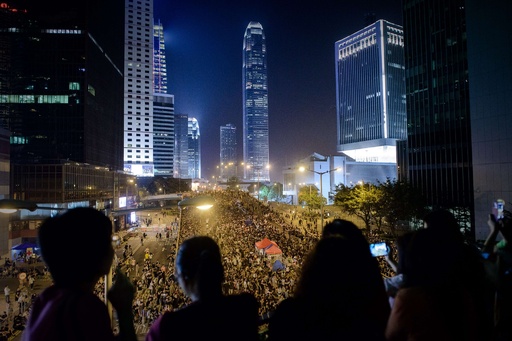 香港でデモ隊と警官隊が衝突、学生団体は再び対話の姿勢示す
