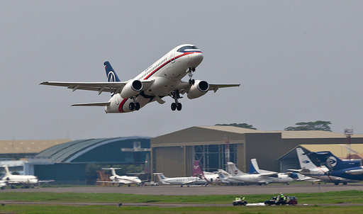 ロシア旅客機、インドネシアで消息絶つ デモ飛行中