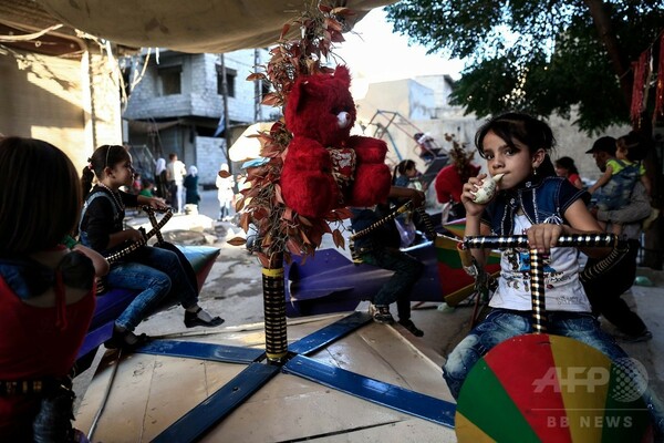 ロケット弾のブランコで遊ぶ子どもたち シリア反体制派の町