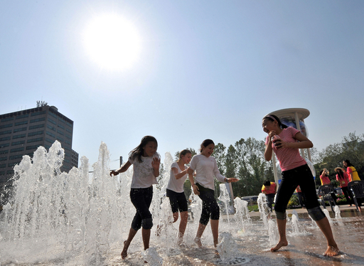 夏日のソウル、噴水で涼む女の子たち
