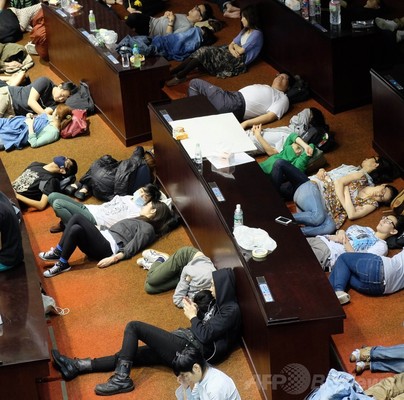 台湾国会を学生らが占拠、中国との貿易協定に反対 台湾国会を学生らが占拠、中国との貿易協定に反対