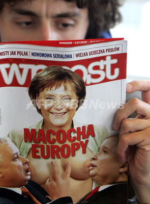 ポーランド誌、「授乳するメルケル独首相」の合成写真を掲載 ポーランド誌、「授乳するメルケル独首相」の合成写真を掲載