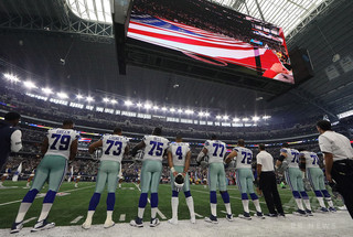 NFL「選手に国歌演奏時の起立を要求していない」、トランプ大統領に異議 NFL「選手に国歌演奏時の起立を要求していない」、トランプ大統領に異議