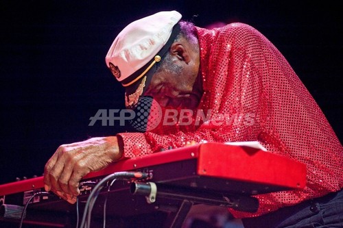 ロックの大御所チャック・ベリー、演奏中に倒れる 米国 ロックの大御所チャック・ベリー、演奏中に倒れる 米国