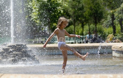 少女ヌード写真を表紙に掲載の豪アート誌、国内で論議の的に 少女ヌード写真を表紙に掲載の豪アート誌、国内で論議の的に