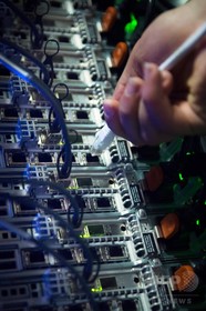 サイバーセキュリティー市場、十数年で30倍 大規模攻撃で成長 サイバーセキュリティー市場、十数年で30倍 大規模攻撃で成長