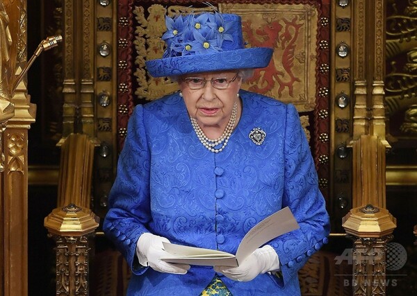 英女王の帽子がEU旗そっくり？ 反ブレグジットのメッセージかと話題