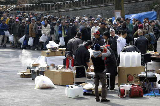 新宿中央公園で炊き出し、アントニオ猪木氏もラーメンを提供