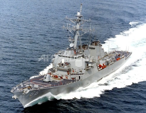 ソマリア沖、海賊に乗っ取られた日本のタンカーを米海軍が包囲 ソマリア沖、海賊に乗っ取られた日本のタンカーを米海軍が包囲