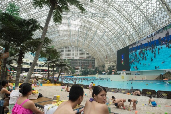 中国・成都の「超大型」屋内プール、今年も大にぎわい