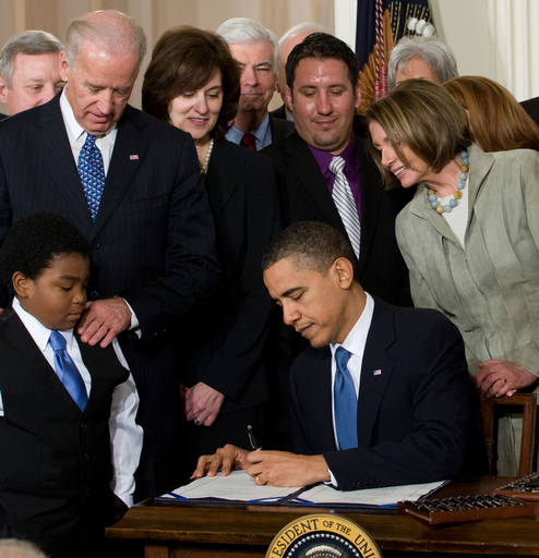 米医療保険改革法が成立、オバマ大統領が署名