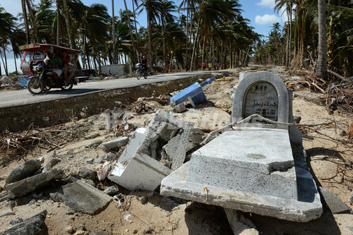 フィリピン台風、墓場から流し出された遺体 フィリピン台風、墓場から流し出された遺体