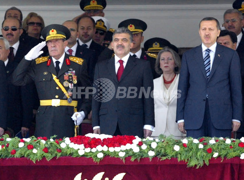 トルコ初のイスラム系大統領夫人、軍の式典に招かれず トルコ初のイスラム系大統領夫人、軍の式典に招かれず