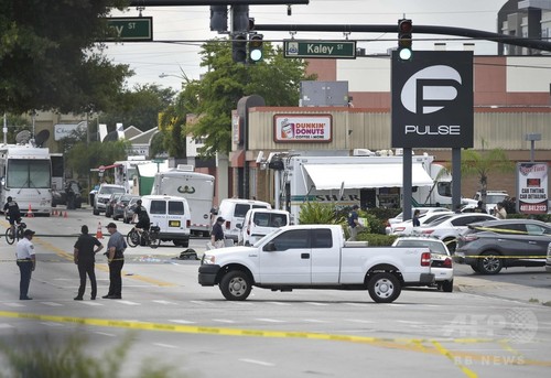 フロリダのゲイクラブ銃撃、死者50人 米史上最悪の銃乱射事件に フロリダのゲイクラブ銃撃、死者50人 米史上最悪の銃乱射事件に
