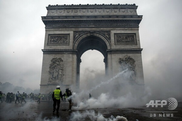 仏政府、燃料税引き上げ延期を発表へ 抗議デモ広がりを受け
