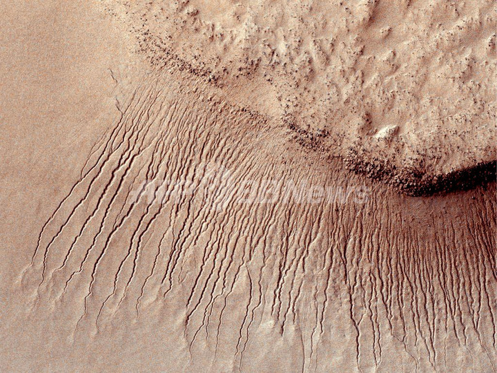 火星表面に水が流れている証拠を発見、NASA 火星表面に水が流れている証拠を発見、NASA