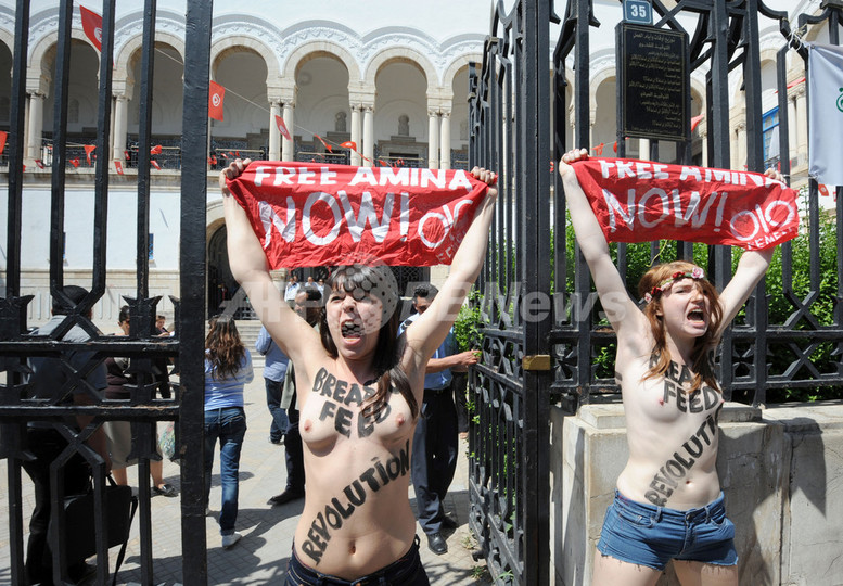 FEMENがアラブ初のトップレス抗議、チュニジア FEMENがアラブ初のトップレス抗議、チュニジア