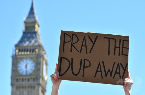 メイ政権のカギ握る英地域政党DUP、主張や過去に懸念 メイ政権のカギ握る英地域政党DUP、主張や過去に懸念