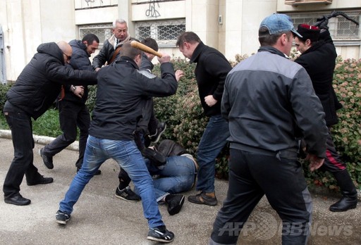 親ロシア集団がデモ隊に暴行、クリミア首都