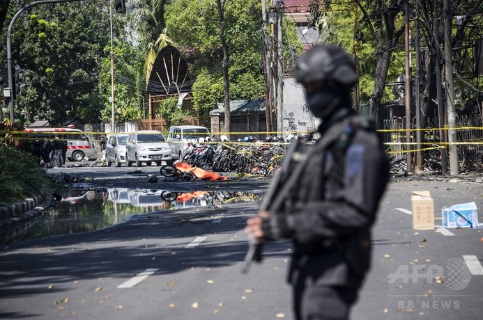3か所のキリスト教会に爆弾攻撃、9人死亡 40人負傷 インドネシア 3か所のキリスト教会に爆弾攻撃、9人死亡 40人負傷 インドネシア