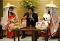 「梅娘」が安倍首相を表敬、梅干しプレゼント