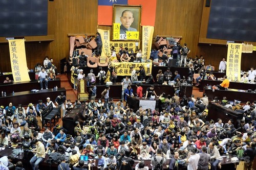 台湾国会を学生らが占拠、中国との貿易協定に反対 台湾国会を学生らが占拠、中国との貿易協定に反対