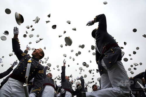 米陸軍士官学校「枕投げ」で30人負傷、1人意識不明か 米陸軍士官学校「枕投げ」で30人負傷、1人意識不明か