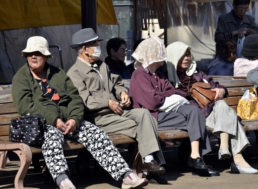日本の人口、50年後には3割減