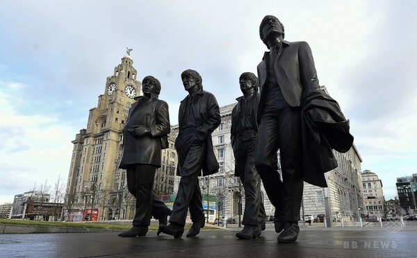 ビートルズのブロンズ像、英リバプール埠頭に登場