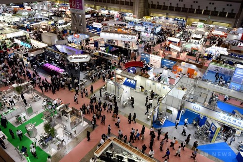 すしロボットから串刺し機まで、ユニークな食品製造機械 国際食品工業展 すしロボットから串刺し機まで、ユニークな食品製造機械 国際食品工業展
