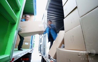 中国・江蘇省の運送会社で荷物を蹴る動画が炎上 「独身の日」の残業に不満募らせ 中国・江蘇省の運送会社で荷物を蹴る動画が炎上 「独身の日」の残業に不満募らせ