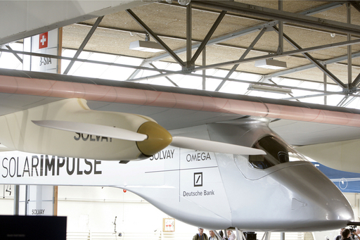 ソーラー飛行機の試作機を発表、気球で世界一周のスイス人