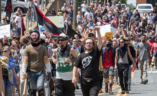 米で白人主義者らと反対派が衝突、車突入などで3人死亡 35人負傷 米で白人主義者らと反対派が衝突、車突入などで3人死亡 35人負傷