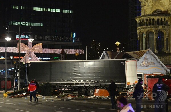 ベルリンXマス市にトラック突入、12人死亡48人負傷 テロの可能性