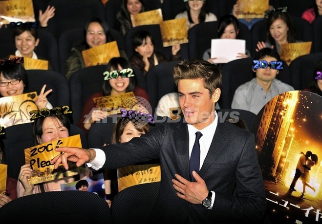 ザック・エフロン来日、映画『ニューイヤーズ・イブ』の舞台あいさつ