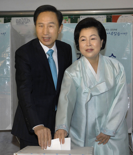 韓国大統領選の投票始まる、李明博候補の優位揺るがず