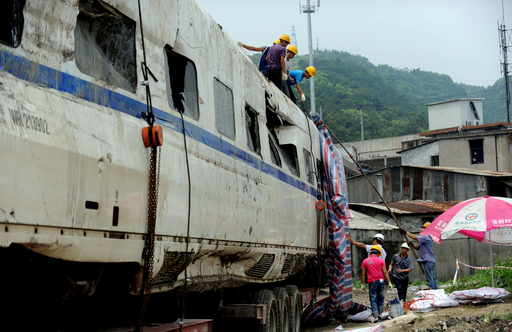 中国の高速鉄道事故、「責任者を厳しく処罰する」 温首相