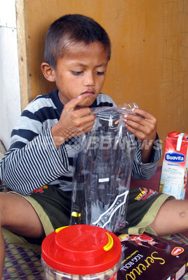 8歳のヘビースモーカー少年、禁煙治療施設へ インドネシア 8歳のヘビースモーカー少年、禁煙治療施設へ インドネシア