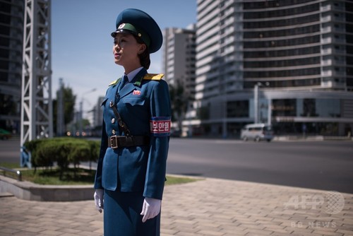 北朝鮮・平壌を象徴する存在、女性交通整理員 北朝鮮・平壌を象徴する存在、女性交通整理員