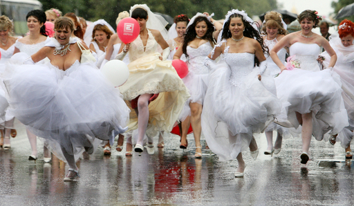 その先には幸せが待っている！？ロシアで花嫁パレード