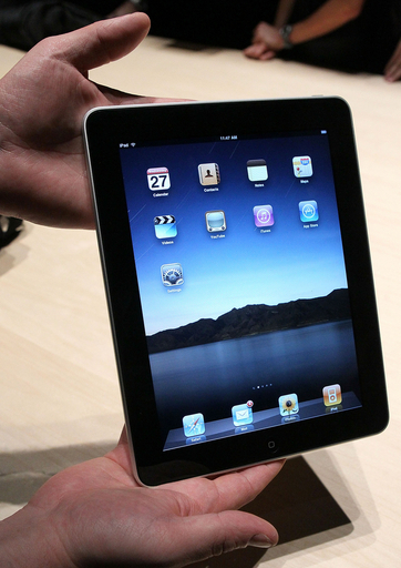 米アップル、タブレットPC「iPad」を発表