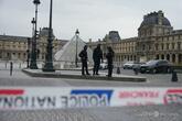 仏ルーブル美術館強盗事件、容疑者の男2人拘束 捜査当局