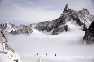 靴を盗まれた登山家、モンブランからヘリで救出 靴を盗まれた登山家、モンブランからヘリで救出